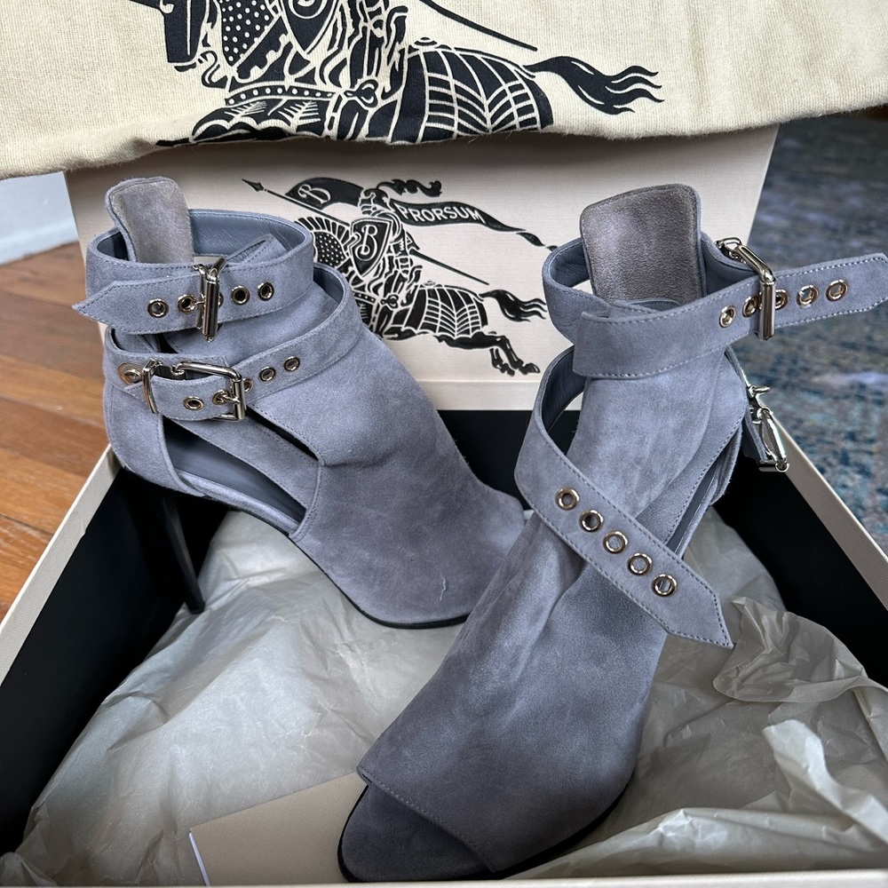 Burberry heeled ankle bootie. Worn twice. Grey. 36.5/6.5